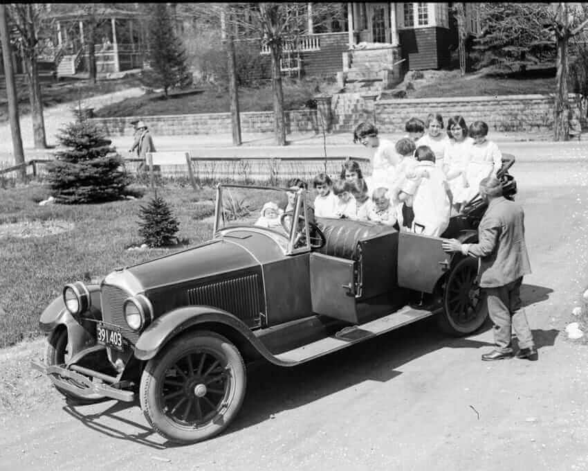 Regardez pourquoi cette famille de 1920 aligne ses enfants quand la voiture approche ! Quotes   