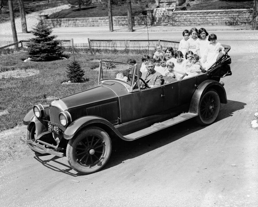 Regardez pourquoi cette famille de 1920 aligne ses enfants quand la voiture approche ! Quotes   
