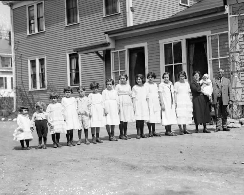 Guardate questa famiglia nel 1920 come si mette in fila quando la macchina si avvicina! Quotes   