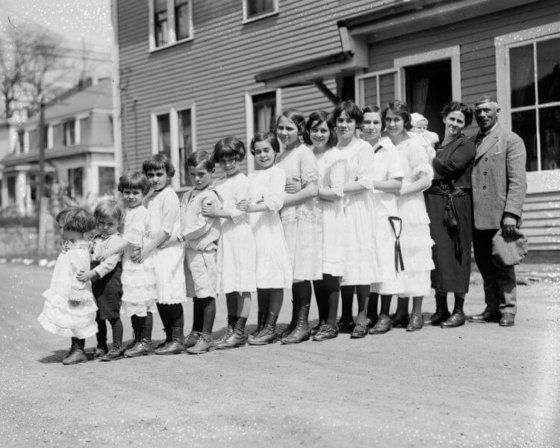 Regardez pourquoi cette famille de 1920 aligne ses enfants quand la voiture approche ! Quotes   