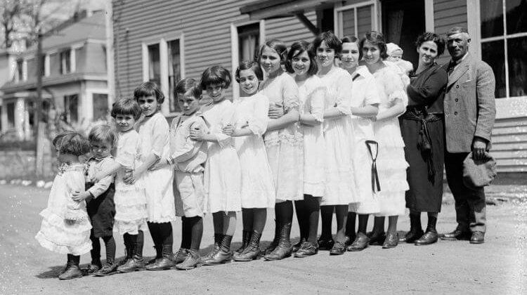 Regardez pourquoi cette famille de 1920 aligne ses enfants quand la voiture approche ! Quotes   