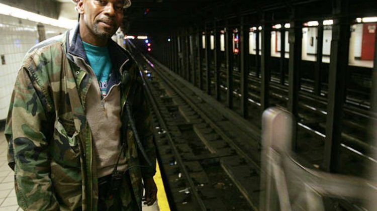 Un père de famille saute sur les rails pour sauver un jeune et passe sous le métro Quotes   