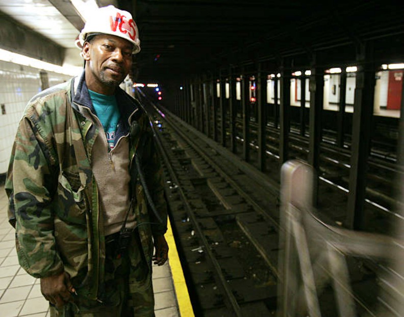 Un père de famille saute sur les rails pour sauver un jeune et passe sous le métro Quotes   