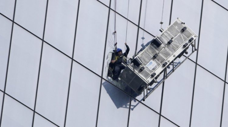 Un laveur de vitres survit à une chute de 150 mètres Quotes   