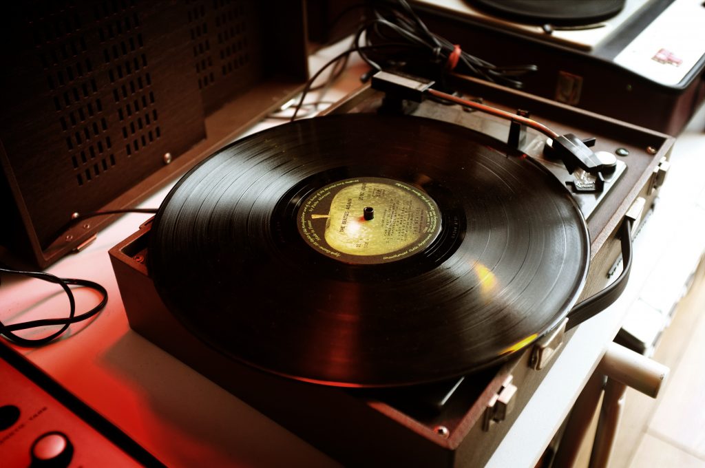 12 awesome tricks to listening to music at home like the hipsters! Design   