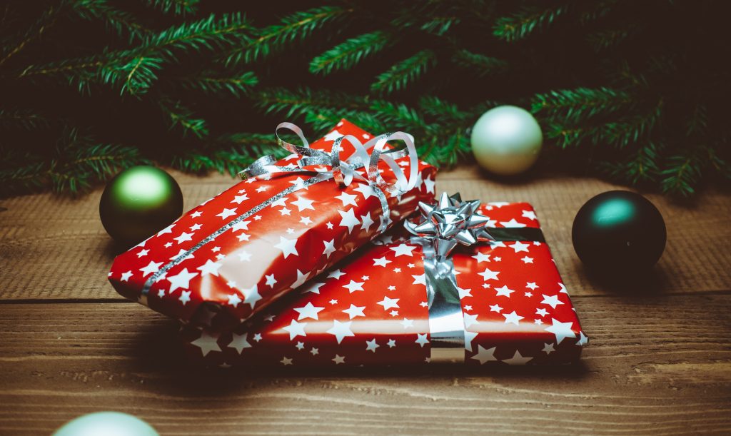 10 idées de DIY amusants pour ré-utiliser vos papiers cadeaux de Noël Astuces DIY   