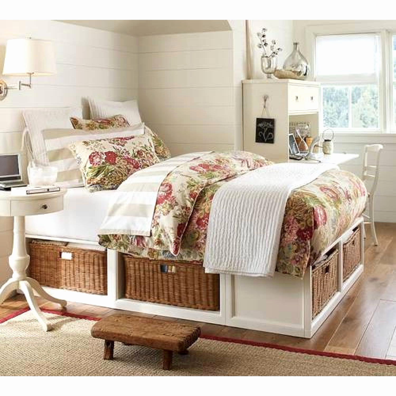 Кровать в стиле Кантри